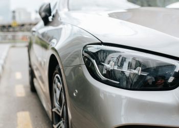 La parte delantera de un coche VTC de alta gama
